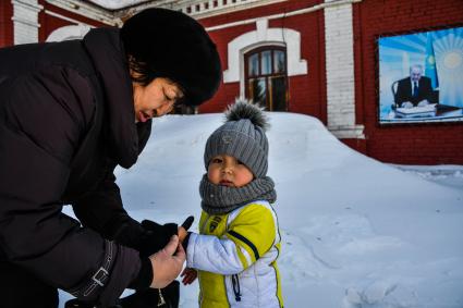 Казахстан, Усть-Каменогорск.  Мальчик  с женщиной на улице.