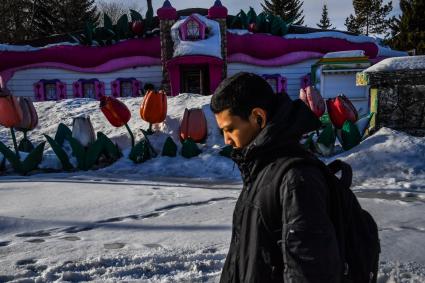 Казахстан, Усть-Каменогорск. Кафе в детском городке с игровой зоной.