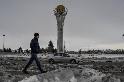 Казахстан, Усть-Каменогорск. Копия символа Байтерек на одной из улиц города.
