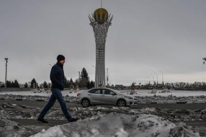 Казахстан, Усть-Каменогорск.  Копия символа Байтерек на одной из улиц города.