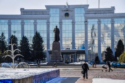 Казахстан, Усть-Каменогорск.  Памятник  поэту-просветителю Абаю Кунанбаеву.