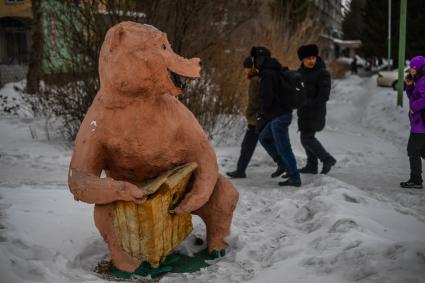 Казахстан, Усть-Каменогорск.   Скульптура медведя на улице города.