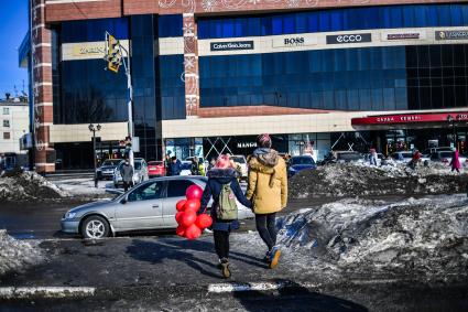 Казахстан, Усть-Каменогорск.  Вид на одну из улиц города.