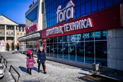 Казахстан, Усть-Каменогорск. Вид на одну из улиц города.
