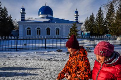 Казахстан, Усть-Каменогорск. Женщины у центральной городской мечети.