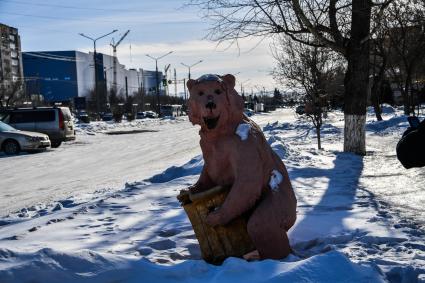 Казахстан, Усть-Каменогорск.   Скульптура медведя на улице города.