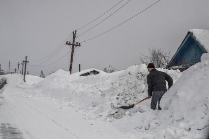 Казахстан, Усть-Каменогорс. Вид на дорогу из  Усть-Каменогорска в Зыряновск, переименованного в Алтай.