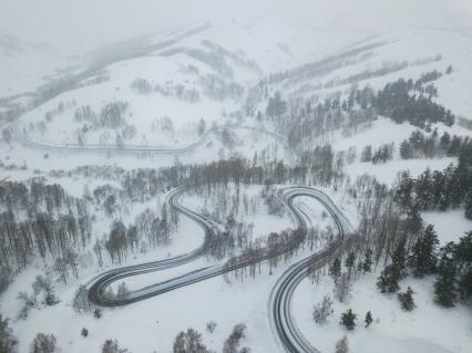 Казахстан, Усть-Каменогорс. Вид на дорогу из  Усть-Каменогорска в Зыряновск, переименованного в Алтай.