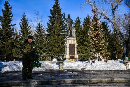 Казахстан, Усть-Каменогорск.  Мужчина у памятника Сергею Кирову.