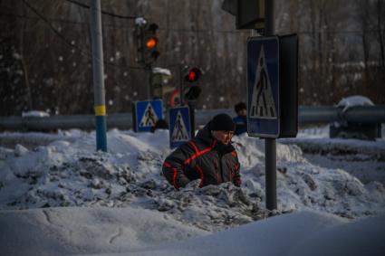 Казахстан, Алтай (Зыряновск). Мужчина переходит улицу.