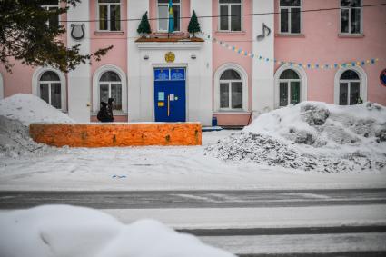 Казахстан, Алтай (Зыряновск). Вид на государственное учреждение.