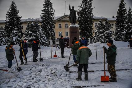 Казахстан, Алтай (Зыряновск). Сотрудники коммунальных служб расчищают снег на улице.