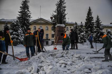 Казахстан, Алтай (Зыряновск). Сотрудники коммунальных служб расчищают снег на улице.