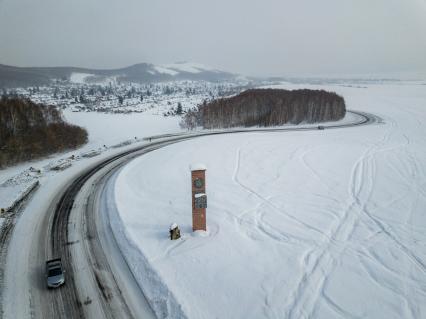 Казахстан, Алтай (Зыряновск). Стела у дороги с названием города и датой основания.