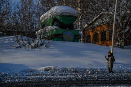 Казахстан, Алтай (Зыряновск). Девушка с мобильным телефоном на улице.