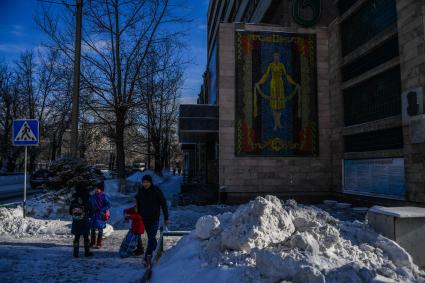 Казахстан, Семей (Семипалатинск). Прохожие на улице города.