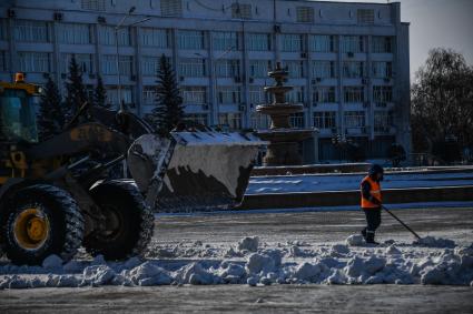 Казахстан, Семей (Семипалатинск). Сотрудник коммунальных служб убирает снег на улице города.
