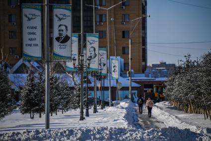 Казахстан, Семей (Семипалатинск). Прохожие на улице города.