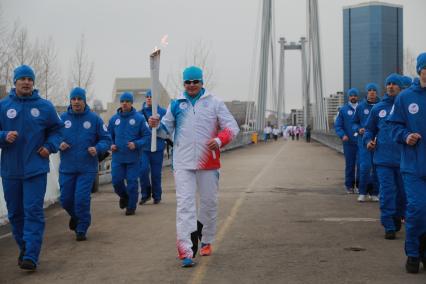 Красноярск. Факелоносец во время эстафеты огня XXIX Всемирной зимней универсиады 2019.