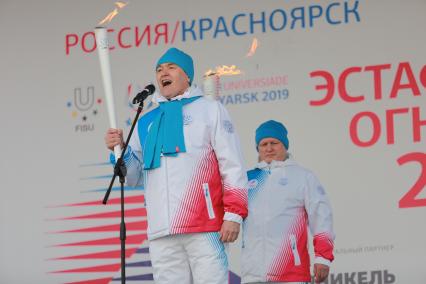 Красноярск. Факелоносец во время эстафеты огня XXIX Всемирной зимней универсиады 2019.