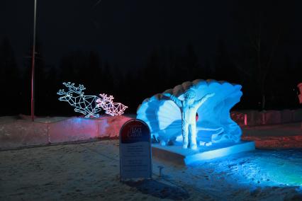 Красноярск.   Скульптура космонавта из снега и льда на фестивале `Волшебный лед Сибири`.