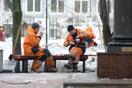 Москва. Сотрудники коммунальных служб пьют чай  во время перерыва.