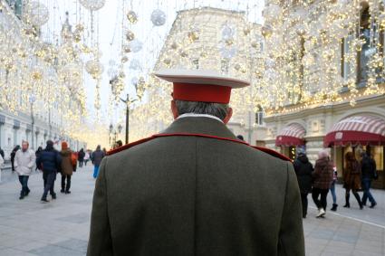 Москва. Прохожие на Никольской улице.