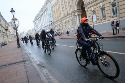 Москва. Велосипедисты   на Мясницкой улице.