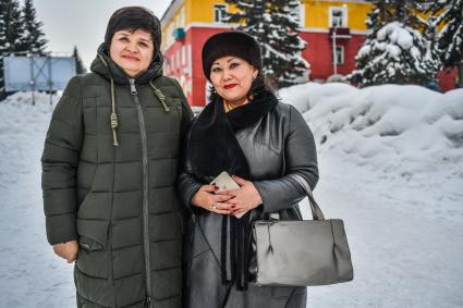 Казахстан, Алтай (Зыряновск). Заместитель акима Зыряновского района Аскарова Жанна Аскаровна (справа).