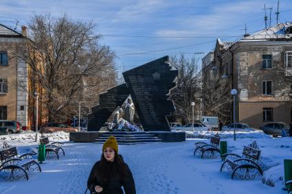 Казахстан, Семей (Семипалатинск). Девушка на улице города.