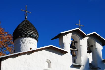 Псков.  Церковь Покрова и Рождества от Пролома.