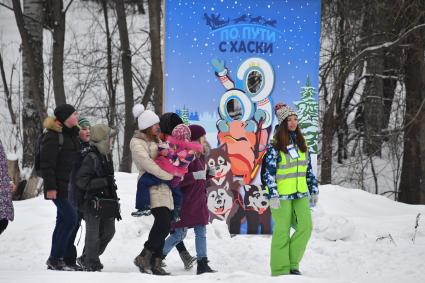 Москва. Посетители фестиваля ездового спорта `Добрая лапа`в Сокольниках.