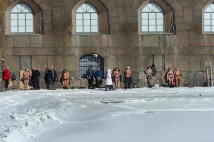 Санкт-Петербург.   Люди загорают на пляже Петропавловской крепости.