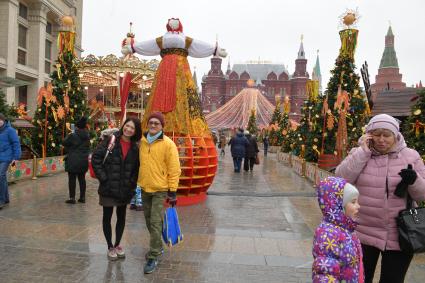 Москва. Участники Масленичных гуляний в рамках фестиваля `Московская Масленица`на Манежной площади.