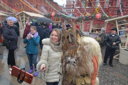 Москва. Участники Масленичных гуляний в рамках фестиваля `Московская Масленица`на Манежной площади.