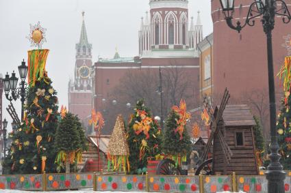 Москва. Декоративное оформление Манежной площади в рамках гуляний фестиваля `Московская Масленица`.