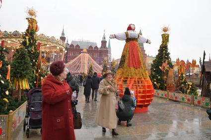 Москва. Участники Масленичных гуляний в рамках фестиваля `Московская Масленица`на Манежной площади.