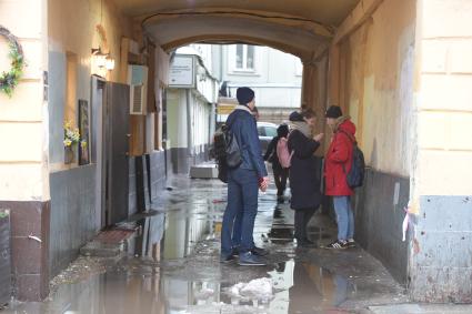 Москва. Молодые люди стоят в подворотне.