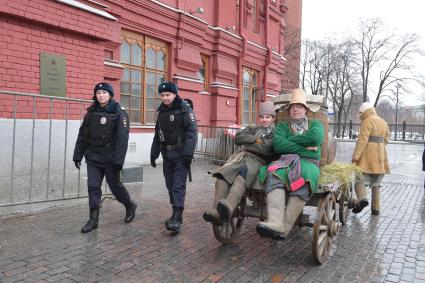 Москва. Участники Масленичных гуляний в рамках фестиваля `Московская Масленица`на Манежной площади.