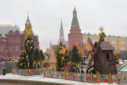 Москва. Декоративное оформление Манежной площади в рамках гуляний фестиваля `Московская Масленица`.