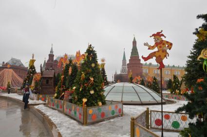 Москва. Декоративное оформление Манежной площади  в рамках гуляний фестиваля `Московская Масленица`.