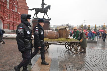 Москва.  Участники Масленичных гуляний в рамках фестиваля `Московская Масленица`на Манежной площади.
