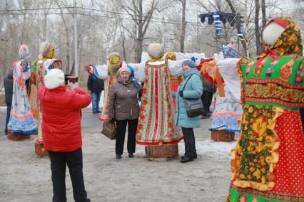 Красноярск. Женщины фотографируются во время масленичных гуляний.
