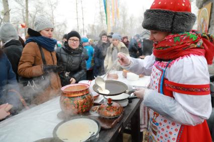 Красноярск. Приготовление блинов во время масленичных гуляний.