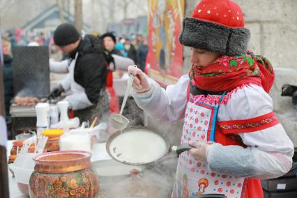 Красноярск. Приготовление блинов во время масленичных гуляний.