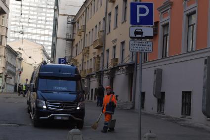 Москва. На стоянке служебных автомобилей театра имени Евгения Вахтангова.