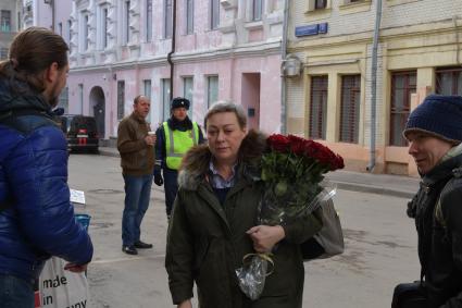 Москва. Актриса  Мария Аронова перед началом  церемонии прощания с  с народным артистом СССР Владимиром Этушем в театре имени Евгения Вахтангова.