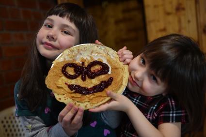 Москва. Девочки с масленичными блинами.