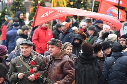 Москва. Участники церемонии возложения цветов к могиле Иосифа Сталина у Кремлевской стены в день 66-й годовщины со дня его смерти.