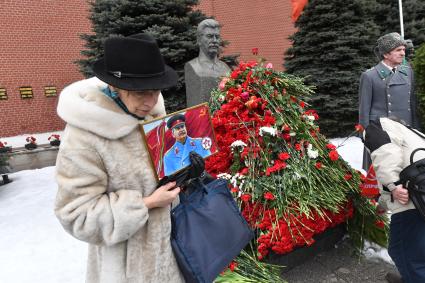 Москва. Участники церемонии возложения цветов к могиле Иосифа Сталина у Кремлевской стены в день 66-й годовщины со дня его смерти.